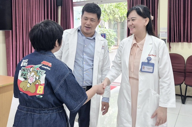 Chỉ can thiệp cong vẹo cột sống cho trẻ khi có chẩn đoán y khoa